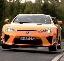 Eine eindrucksvolle Rundenzeit von 7:14,64 Minuten erzielte der vom Renn- und Testfahrer Akira Iida pilotierte LEXUS LFA mit Nürburgring-Performance-Paket auf der Nürburgring Nordschleife.